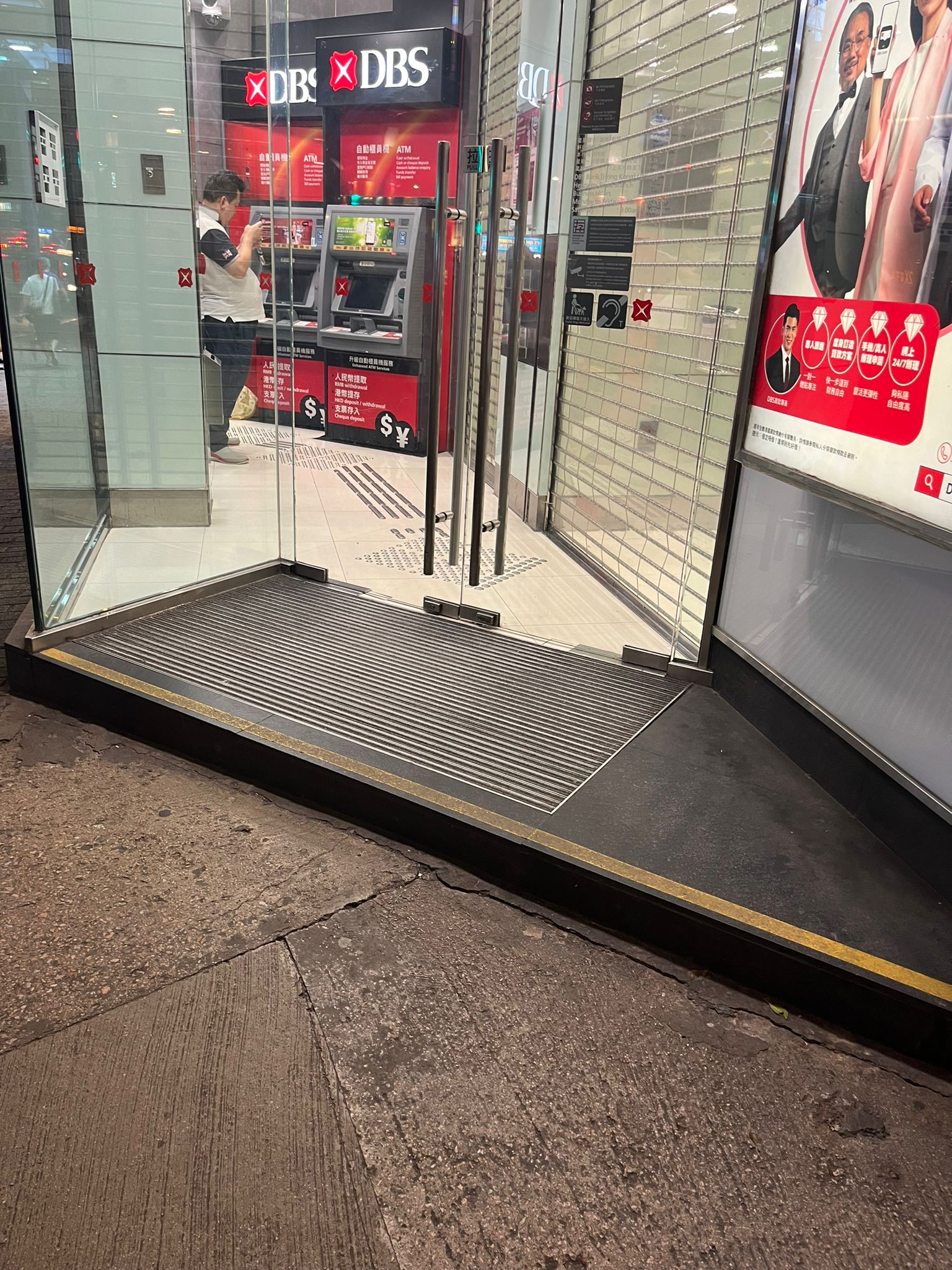 DBS Bank Hennessy Road Causeway Bay Photo 4