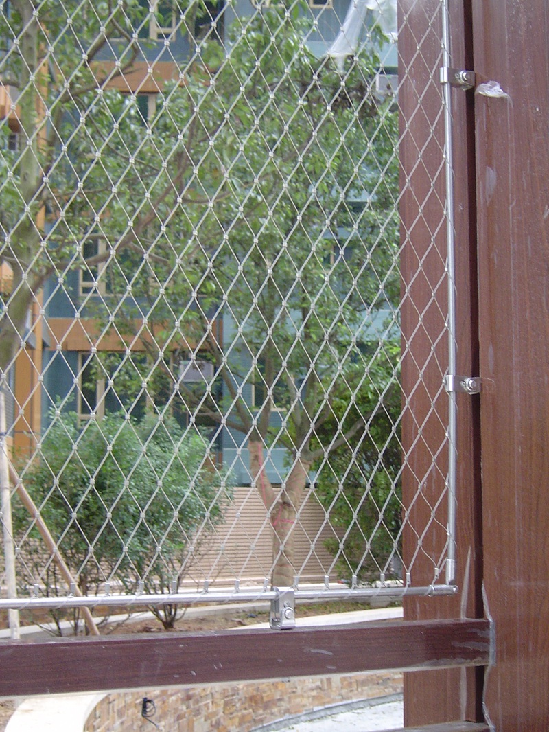 Hung Hum Tennis Ball Catching Fence Photo 5